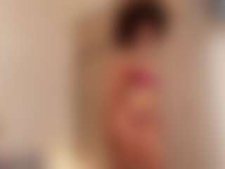 Live cam show with Karlyee - HD on Lustler