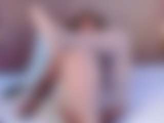 Live cam show with Mia Pineda - Double Penetration on eurowanks.com