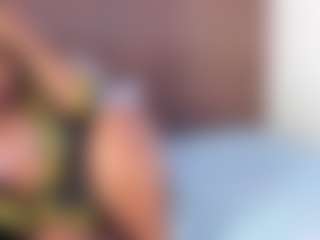 Mia Pineda MILF webcam performer live streaming