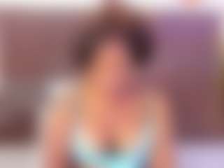 Live cam show with Mia Pineda - Athletic MILF on TastyBlacksLive