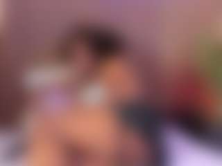 Mia Pineda MILF webcam performer live streaming