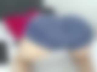 Live cam show with Emmily - Athletic on Livezox