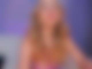 Live cam show with StaceyWood - Skinny on AdultVida.com