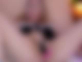Live cam show with Nicole - Blonde Hair on Big Tits