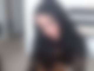 Live cam show with Juicy Lucie - Striptease on eurowanks.com