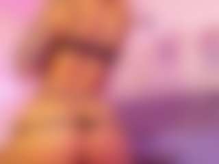 Lauren Saenz MILF webcam performer live streaming