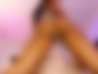 Lauren Saenz MILF webcam performer live streaming