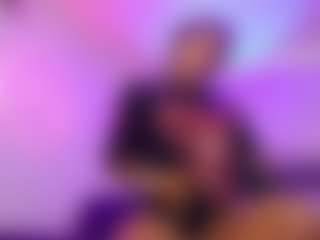 Lauren Saenz MILF webcam performer live streaming