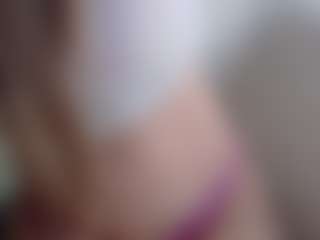 Live cam show with Deidi - Blonde Hair Petite on Hubzter Live