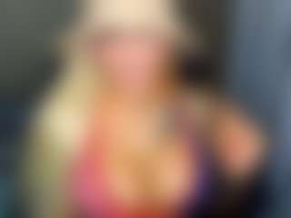 Live cam show with mia-hott - Tease MILF on Lustler