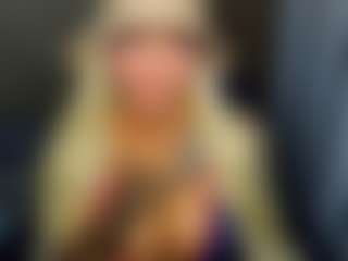 Live cam show with mia-hott - Strip on AdultVida.com