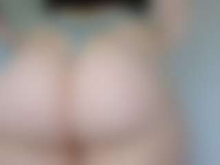 Live cam show with Rosey - Orgasm on Camsoda
