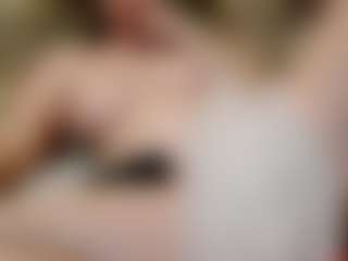 ilaiza MILF webcam performer live streaming