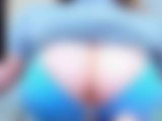 Live cam show with evelynerosse - Average on SmokeAndPoke