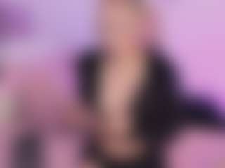 Live cam show with Mia - Shaved Pussy on StripNow