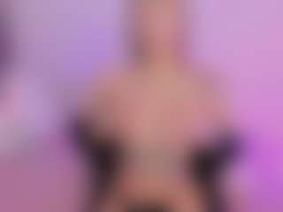 Live cam show with Mia - Oil on StripNow