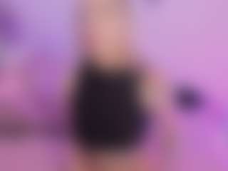 Live cam show with Mia - Shaved Pussy on Camsoda