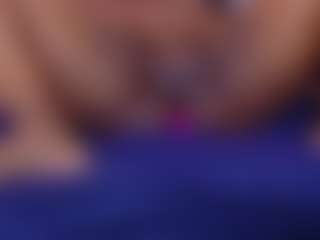 Live cam show with Kiara Evans - Fingers on Camsoda