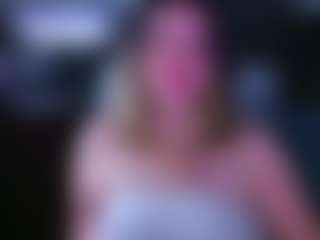 Live cam show with mishabraun - Solo on AdultVida.com