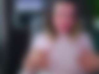 Live cam show with mishabraun - Living Room on SquirtSoMuch