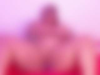 Cynthia MILF webcam performer live streaming