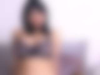 Modelka MILF Thayra nadaje na żywo