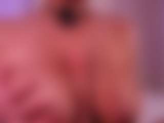 Live cam show with EmilyBell - Spread on chickslive.net