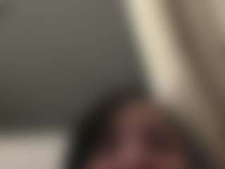 Live cam show with EmilyBell - Spank Brown Hair on Livezox