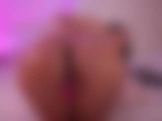 Live cam show with EmilyBell - Shaved Pussy on Camsoda