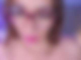 naughty-flower MILF webcam performer live streaming
