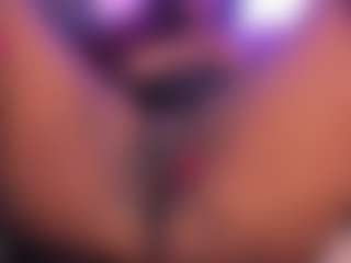 Spettacolo in cam dal vivo con emiilyrosee - Black Squirt su Camsoda