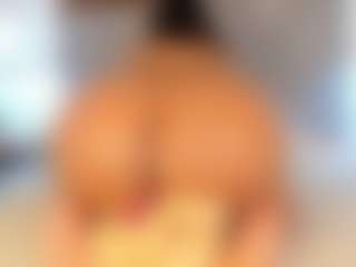 Live cam show with Milf Mia - Moaning on Hubzter Live