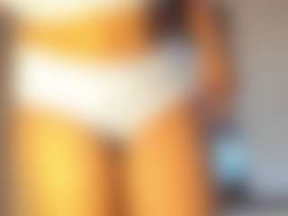 Live cam show with Milf Mia - Striptease on live18s.com