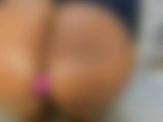 Live-Cam-Show mit Milf Mia - Tattoos Black auf Camsoda