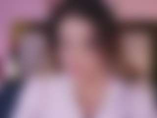 Live cam show with Emma R - Curvy on Fapmatic.com