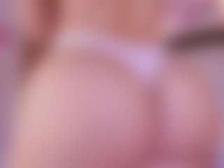 Live cam show with Emma R - Athletic Public on madthumbs