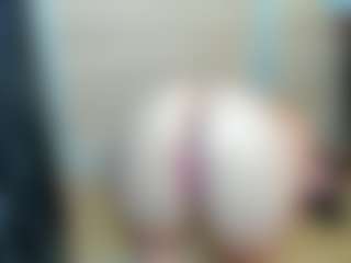 Live cam show with curvyjules - Squirt on CamwithHer