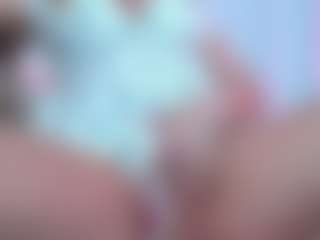 Live cam show with April - Middle Aged on AdultVida.com