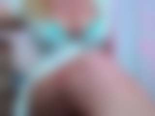 April MILF webcam performer live streaming