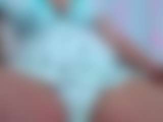 April MILF webcam performer live streaming
