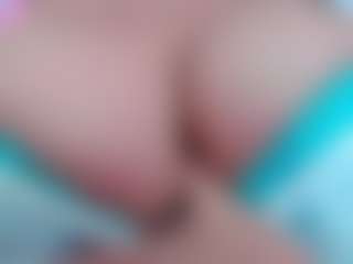 Live cam show with April - Cosplay Curvy on AdultVida.com
