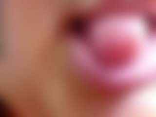 Live cam show with erika-lois - Bedroom on chickslive.net