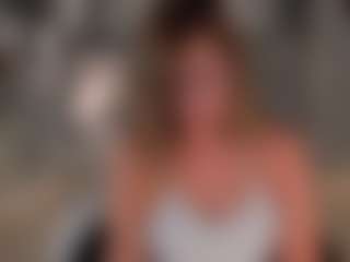 Live cam show with Kyla Morrison - Bedroom MILF on Nude Live Now