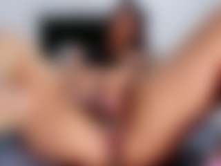 Live cam show with April Adamson - Brown Eyes Mature on AdultVida.com