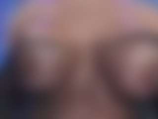Live cam show with Christie Kroes - Athletic MILF on StripNow