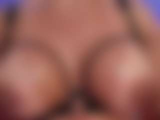 Live cam show with Christie Kroes - Oil on Camsoda