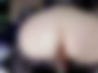 Live cam show with Doomed Nympho - Riding on liverealitysex.com