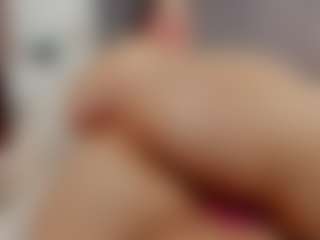 Live cam show with Laurel - College MILF on Chatstar