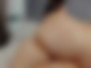 Live cam show with Laurel - Anal Curvy on Camsoda