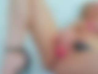 Karissia MILF webcam performer live streaming